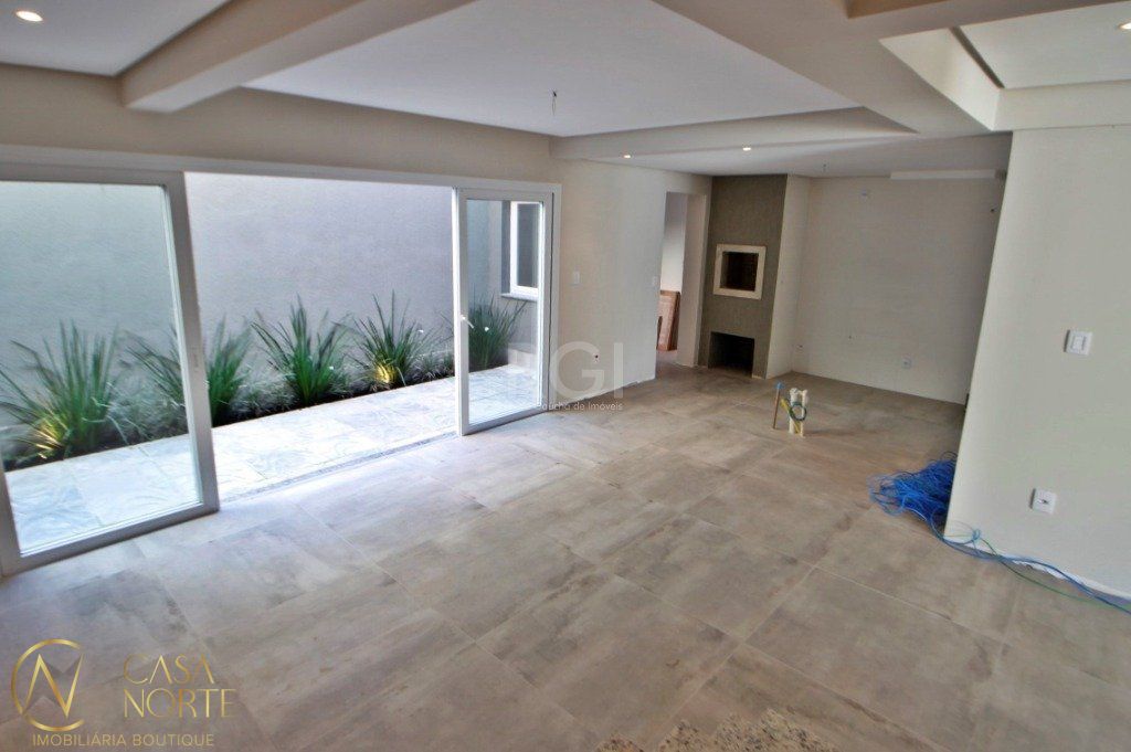 Casa à venda com 3 quartos, 190m², 1 suíte, 2 vagas, Rua Buarque de Macedo no bairro São Geraldo em Porto Alegre