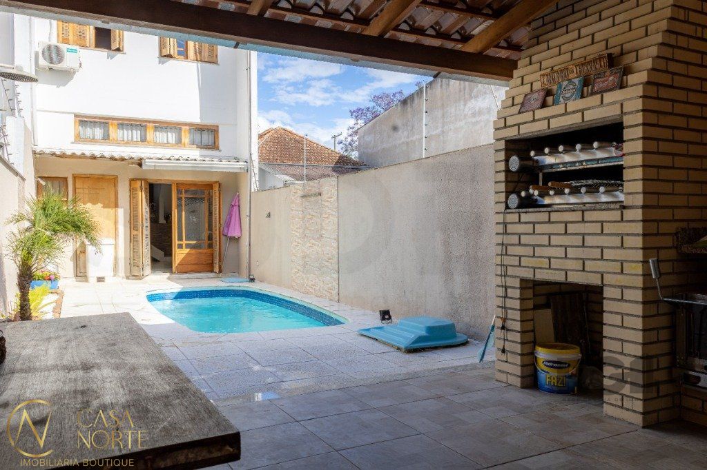 Casa à venda com 4 quartos, 110m², 1 suíte, 4 vagas, Rua Barao do Amazonas no bairro Partenon em Porto Alegre