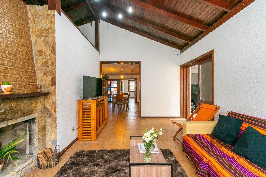 Casa à venda com 6 quartos, 388m², 1 suíte, 3 vagas, Rua Professor Leopoldo Tietbohl no bairro Jardim Itu em Porto Alegre