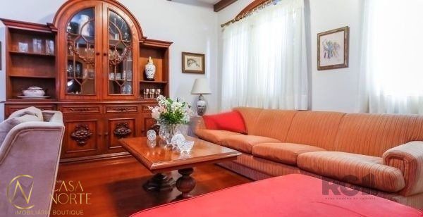 Casa à venda com 4 quartos, 230m², 1 suíte, 3 vagas, Rua Ney Messias no bairro Jardim do Salso em Porto Alegre