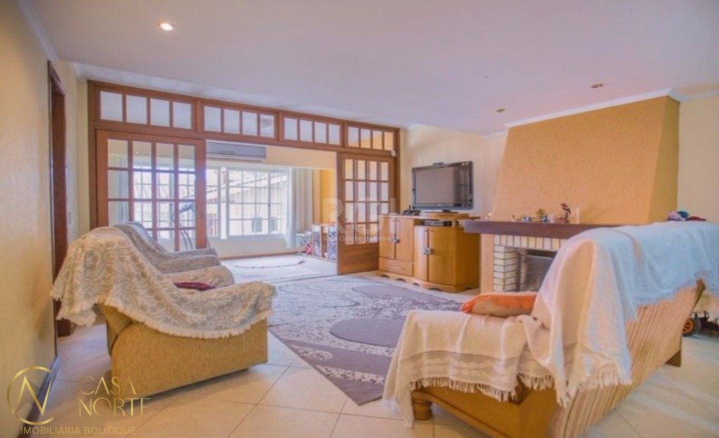Casa à venda com 3 quartos, 309m², 1 suíte, 3 vagas, Rua Eurico Lara no bairro Medianeira em Porto Alegre
