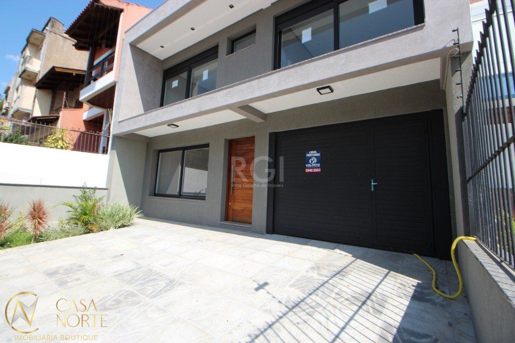 Casa à venda com 3 quartos, 190m², 1 suíte, 2 vagas, Rua Buarque de Macedo no bairro São Geraldo em Porto Alegre