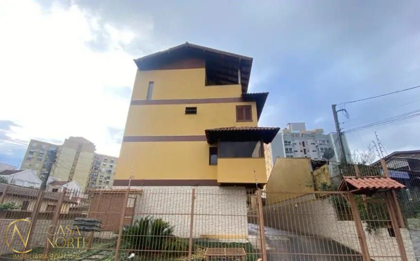 Casa de Condomínio à venda com 3 quartos, 196m², 1 suíte, 3 vagas, Rua Coronel Massot no bairro Cristal em Porto Alegre