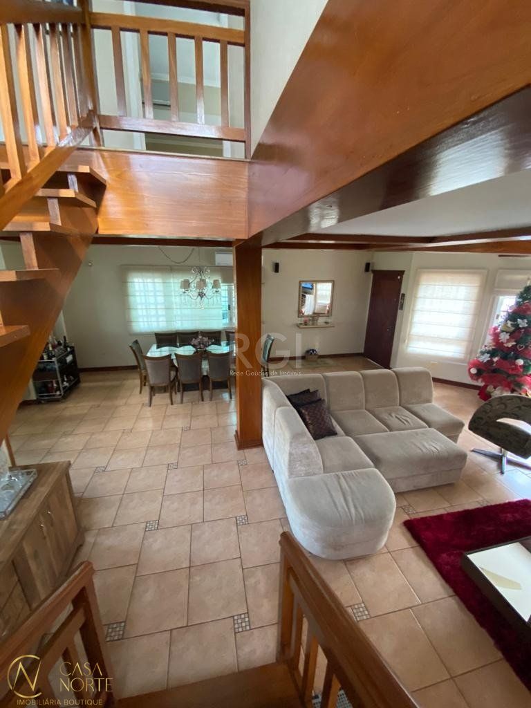 Casa à venda com 3 quartos, 247m², 2 vagas, Rua Libia no bairro Vila Ipiranga em Porto Alegre