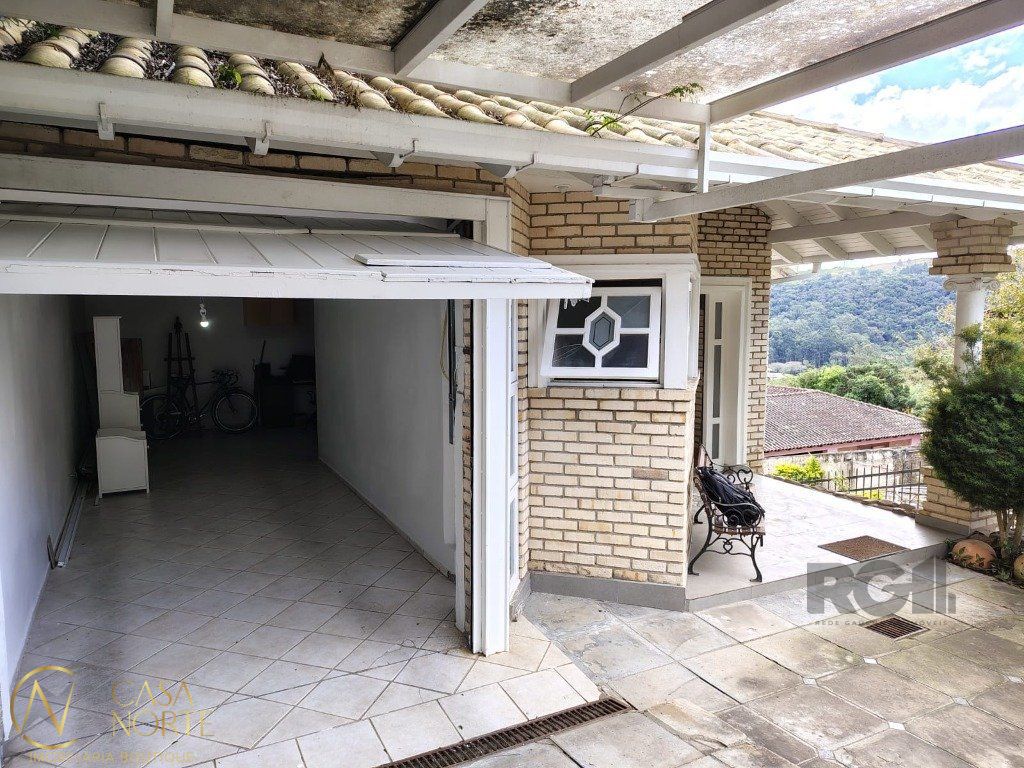 Casa à venda com 3 quartos, 362m², 1 suíte, 4 vagas, Rua Altos da Amapá no bairro Vila Nova em Porto Alegre