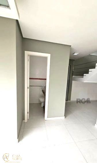Casa de Condomínio à venda com 4 quartos, 284m², 1 suíte, 4 vagas, Rua Walter Porto Filho no bairro Mário Quintana em Porto Alegre