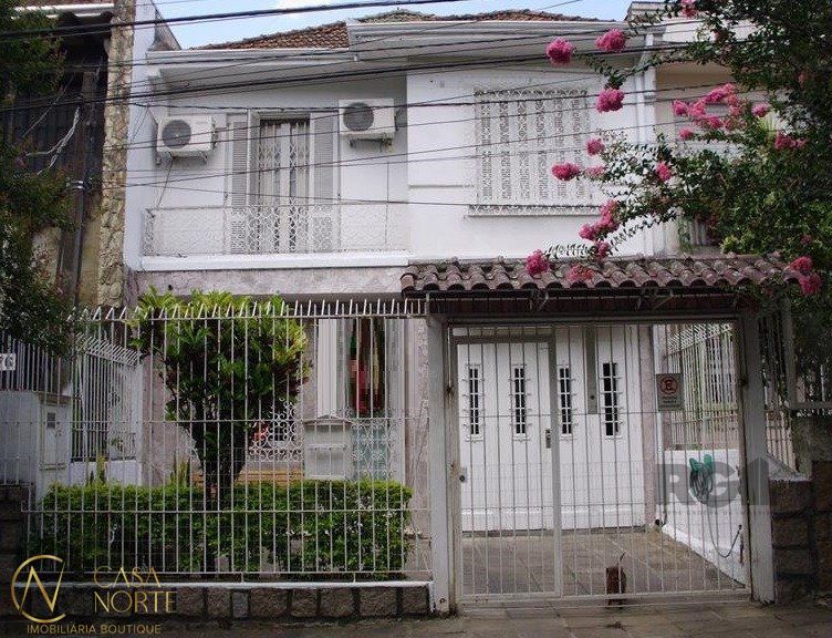Casa à venda com 3 quartos, 147m², 2 vagas, Rua Dezesseis de Julho no bairro São João em Porto Alegre