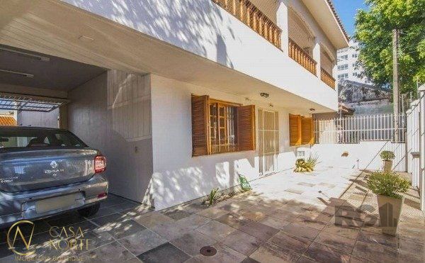 Casa à venda com 4 quartos, 412m², 2 suítes, 3 vagas, Rua Fonseca Ramos no bairro Medianeira em Porto Alegre