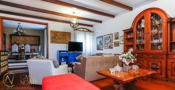 Casa à venda com 4 quartos, 230m², 1 suíte, 3 vagas, Rua Ney Messias no bairro Jardim do Salso em Porto Alegre