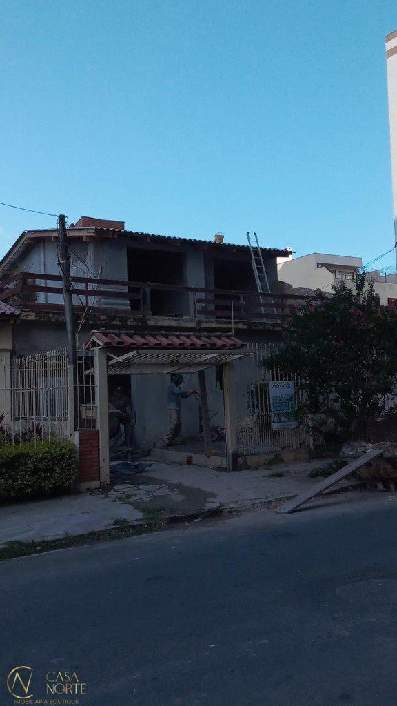 Casa à venda com 3 quartos, 200m², 2 vagas, Rua Azevedo Sodré no bairro Passo da Areia em Porto Alegre