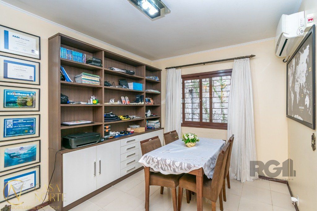 Casa à venda com 4 quartos, 174m², 1 suíte, 4 vagas, Rua Ramiro Barcelos no bairro Floresta em Porto Alegre