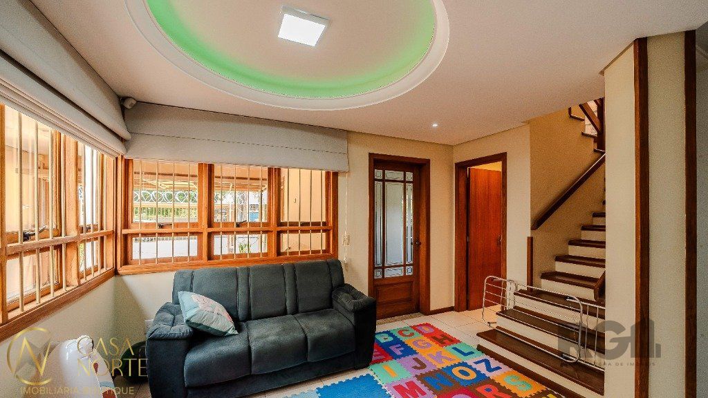 Casa à venda com 4 quartos, 247m², 2 suítes, 2 vagas, Rua Raymundo Luiz Marinho Filho no bairro Parque Santa Fé em Porto Alegre