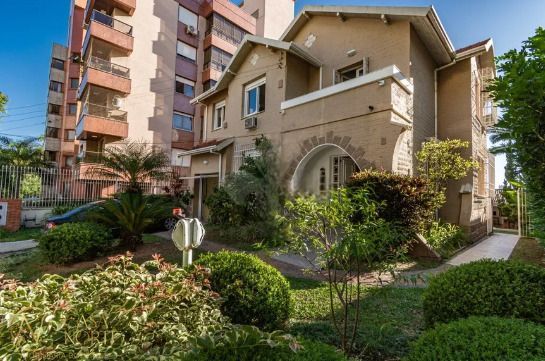 Casa à venda com 4 quartos, 277m², 1 suíte, 4 vagas, Rua Dário Pederneiras no bairro Petrópolis em Porto Alegre