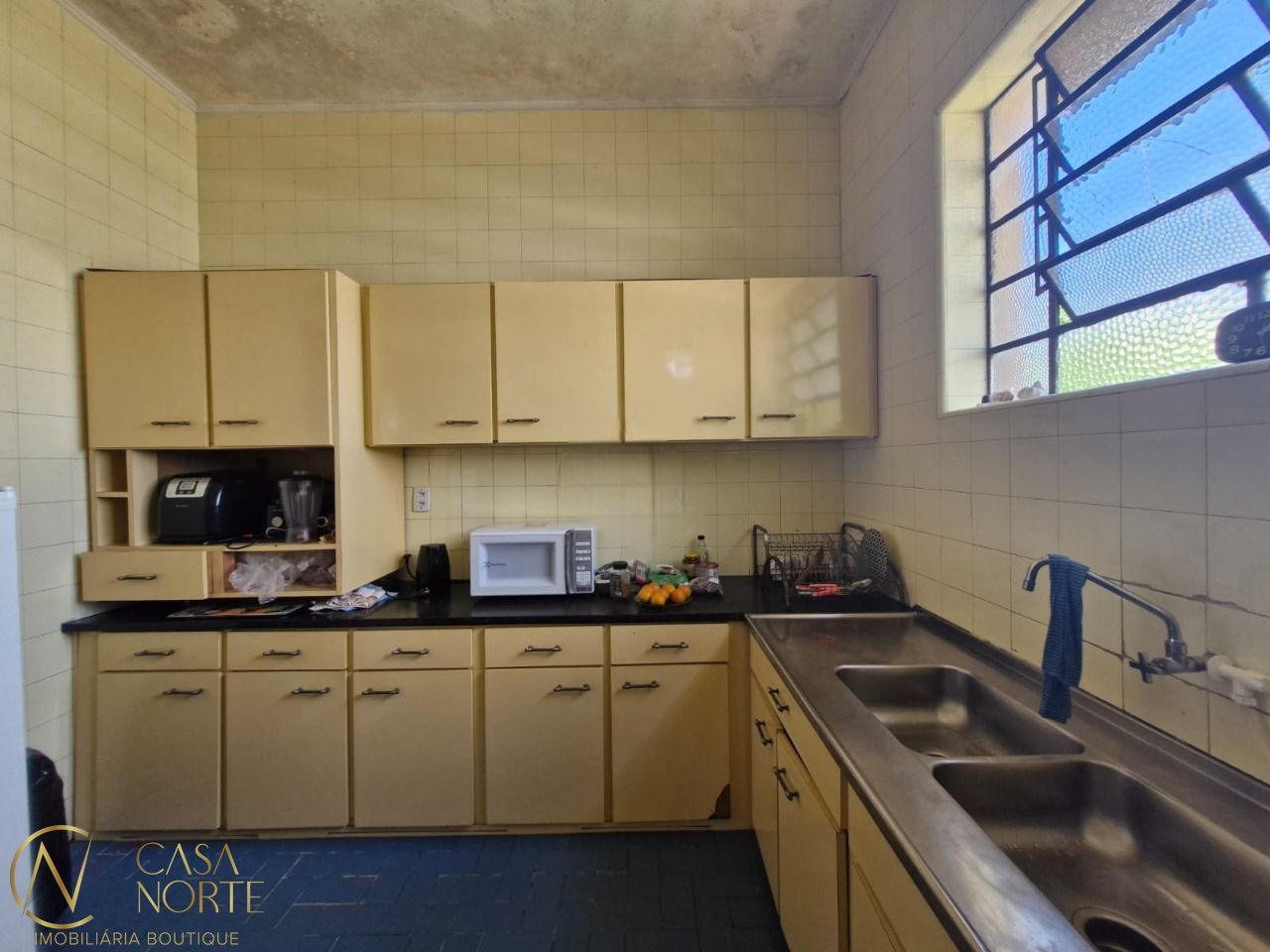 Casa à venda com 4 quartos, 350m², 2 vagas, Rua Dário Pederneiras no bairro Petrópolis em Porto Alegre