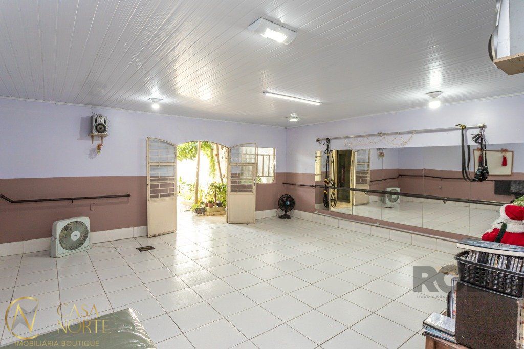 Casa à venda com 5 quartos, 285m², 3 vagas, Rua Monsenhor Veras no bairro Santana em Porto Alegre