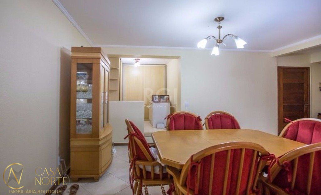 Casa à venda com 3 quartos, 309m², 1 suíte, 3 vagas, Rua Eurico Lara no bairro Medianeira em Porto Alegre