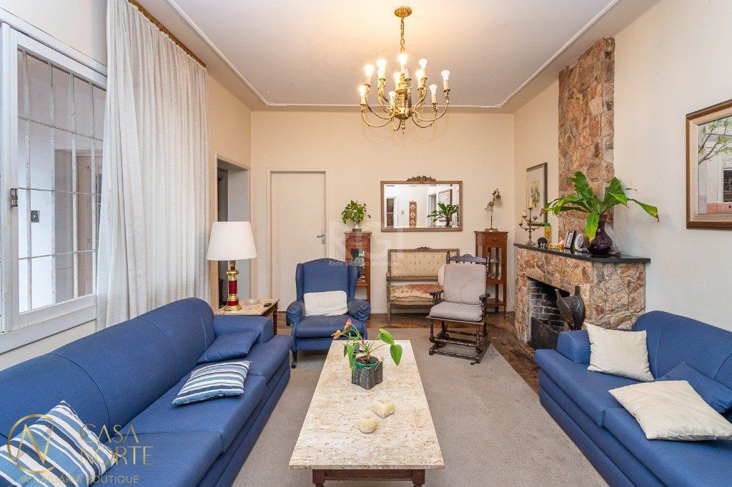 Casa à venda com 3 quartos, 285m², 1 suíte, 3 vagas, Rua Riveira no bairro Petrópolis em Porto Alegre