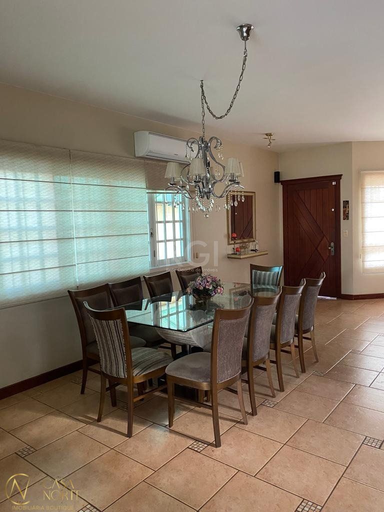Casa à venda com 3 quartos, 247m², 2 vagas, Rua Libia no bairro Vila Ipiranga em Porto Alegre