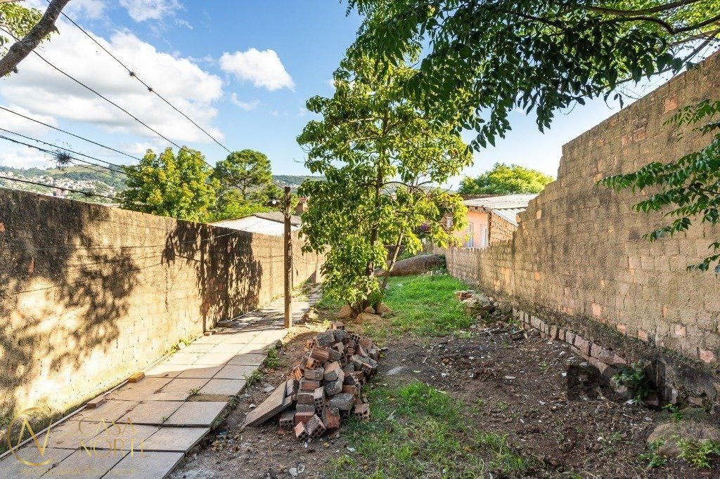 Terreno à venda  com 435m², Rua Caieira no bairro Medianeira em Porto Alegre