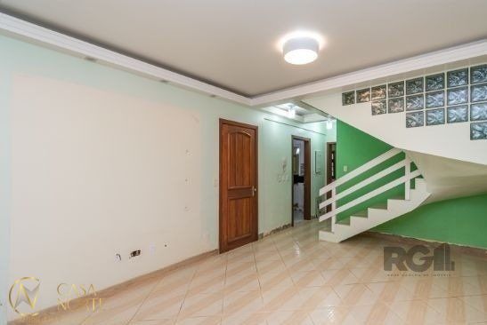 Casa de Condomínio à venda com 3 quartos, 207m², 2 vagas, Avenida Orleaes no bairro Guarujá em Porto Alegre