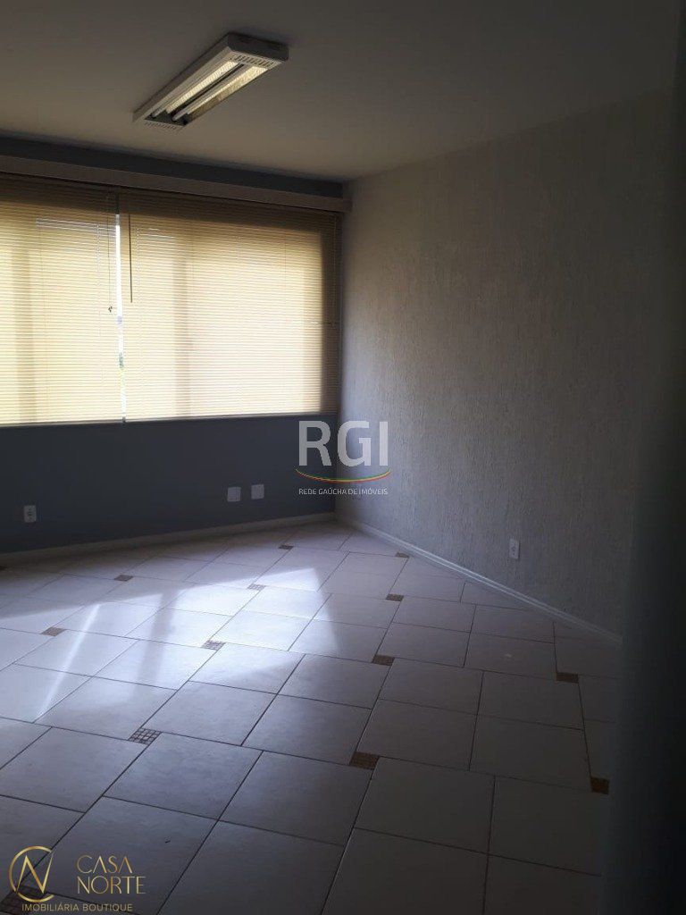 Sala Comercial à venda , 38m², 1 vaga, Rua João Guimaraes no bairro Santa Cecília em Porto Alegre