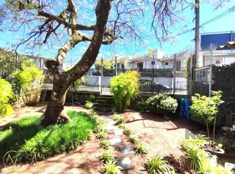 Casa à venda com 3 quartos, 276m², 3 vagas, Rua Ernesto Pellanda no bairro Vila Jardim em Porto Alegre
