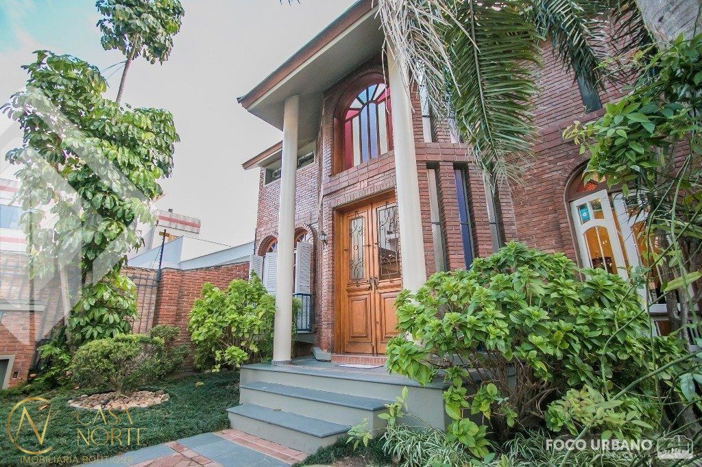 Casa à venda com 3 quartos, 397m², 1 suíte, 4 vagas, Rua Maestro Salvador Campanella no bairro Jardim Itu em Porto Alegre