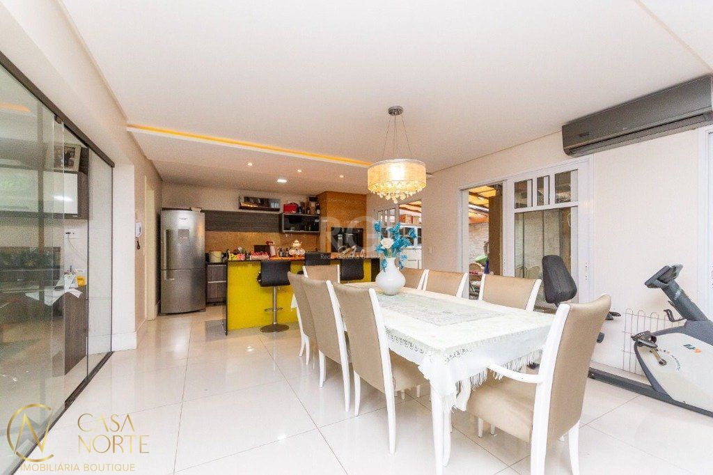 Casa de Condomínio à venda com 4 quartos, 446m², 4 suítes, 4 vagas, Rua Attílio Bilibio no bairro Jardim Carvalho em Porto Alegre