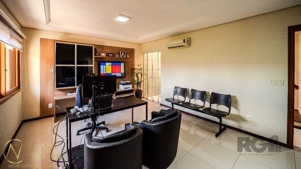 Casa à venda com 4 quartos, 247m², 2 suítes, 2 vagas, Rua Raymundo Luiz Marinho Filho no bairro Parque Santa Fé em Porto Alegre