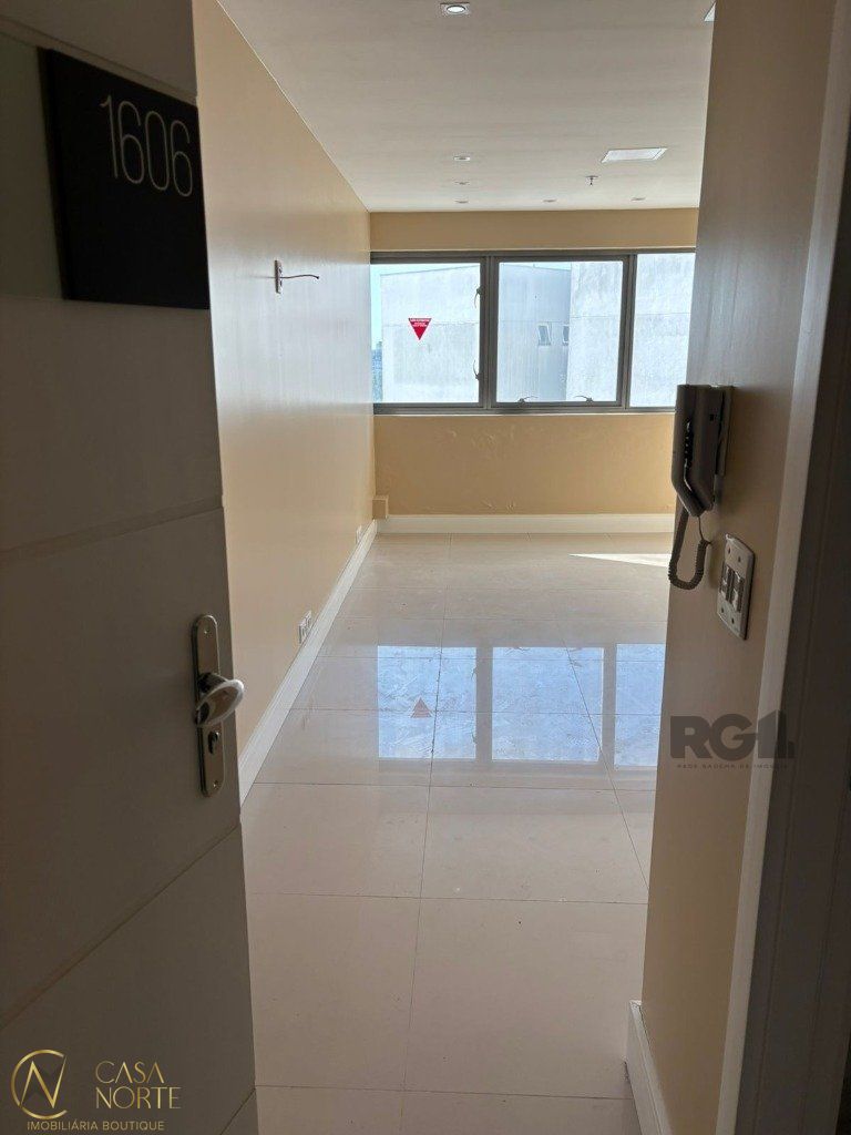 Sala Comercial à venda com 1 quarto, 25m², 1 vaga, Avenida Assis Brasil no bairro São Sebastião em Porto Alegre