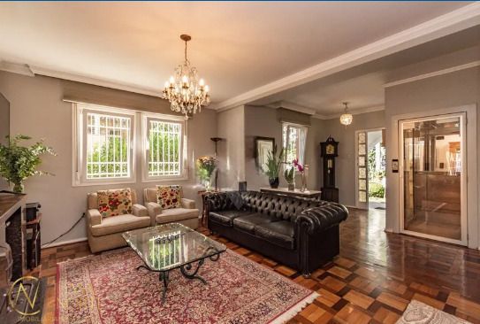 Casa à venda com 4 quartos, 277m², 1 suíte, 4 vagas, Rua Dário Pederneiras no bairro Petrópolis em Porto Alegre