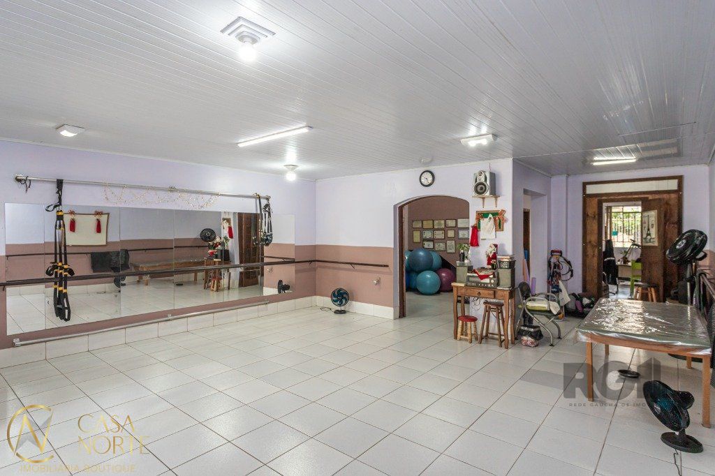 Casa à venda com 5 quartos, 285m², 3 vagas, Rua Monsenhor Veras no bairro Santana em Porto Alegre