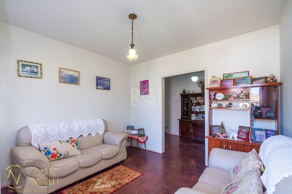 Casa à venda com 3 quartos, 148m², 3 vagas, Avenida Circular no bairro Vila Jardim em Porto Alegre