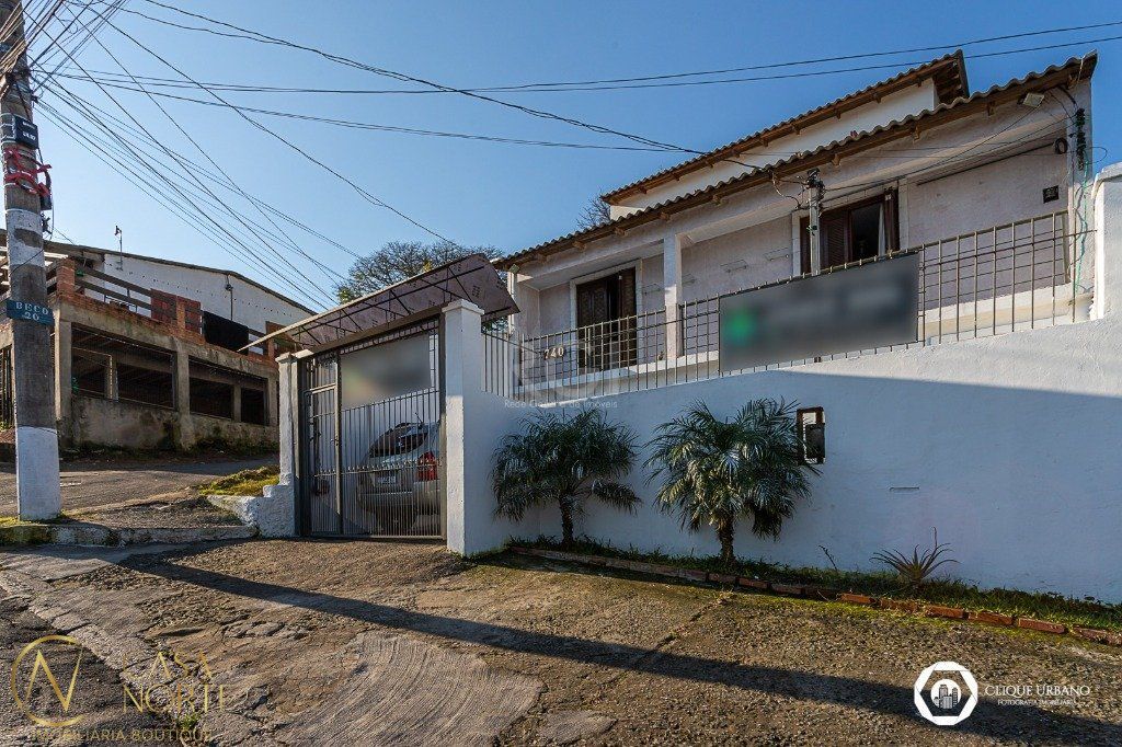 Casa à venda com 5 quartos, 238m², 2 suítes, 2 vagas, Rua Dona Cristina no bairro Cristal em Porto Alegre