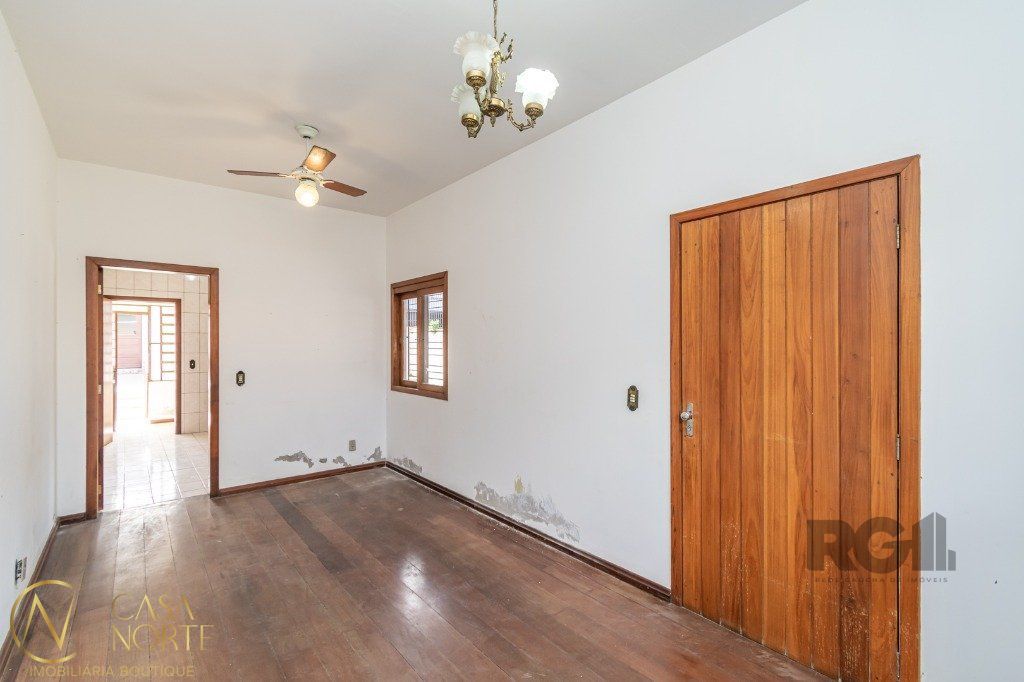 Casa à venda com 2 quartos, 350m², 1 suíte, 2 vagas, Rua Dom Jaime de Barros Câmara no bairro Sarandi em Porto Alegre