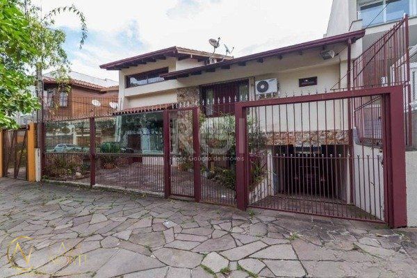 Casa à venda com 4 quartos, 300m², 2 suítes, 6 vagas, Rua Professor Ulisses Cabral no bairro Chácara das Pedras em Porto Alegre