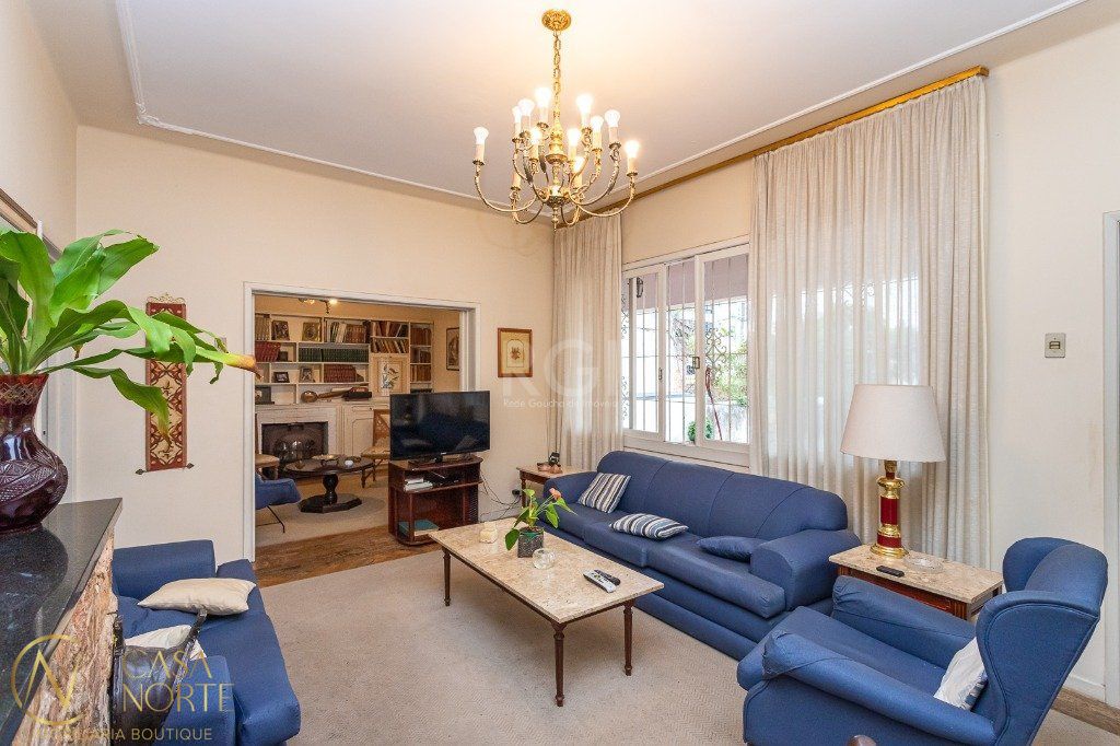 Casa à venda com 3 quartos, 285m², 1 suíte, 3 vagas, Rua Riveira no bairro Petrópolis em Porto Alegre