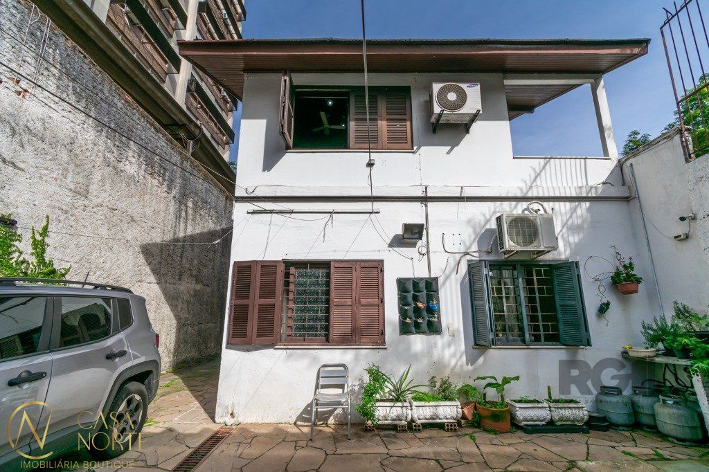 Casa à venda com 4 quartos, 174m², 1 suíte, 4 vagas, Rua Ramiro Barcelos no bairro Floresta em Porto Alegre