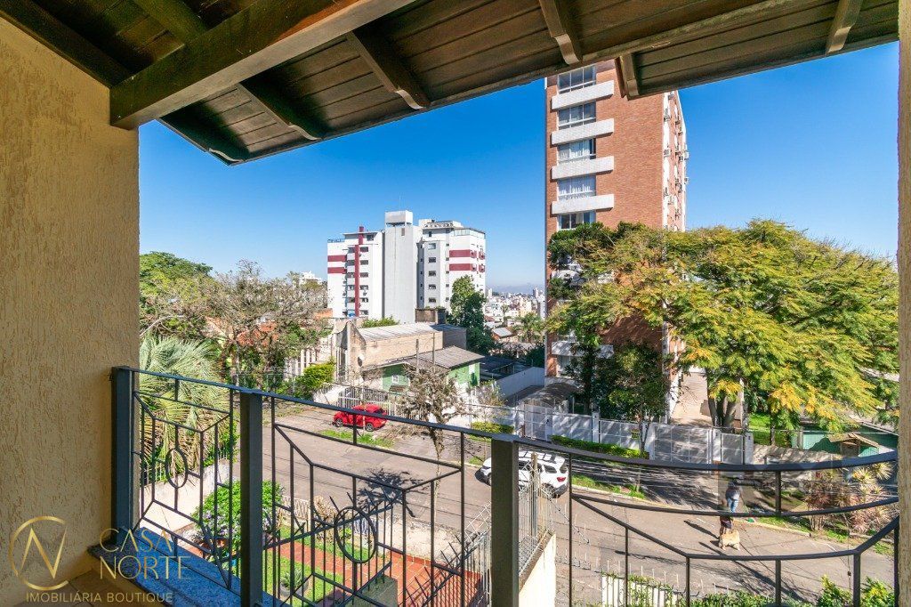 Casa à venda com 5 quartos, 379m², 4 suítes, 4 vagas, Rua Isidoro Trêssi no bairro Jardim  Botânico em Porto Alegre