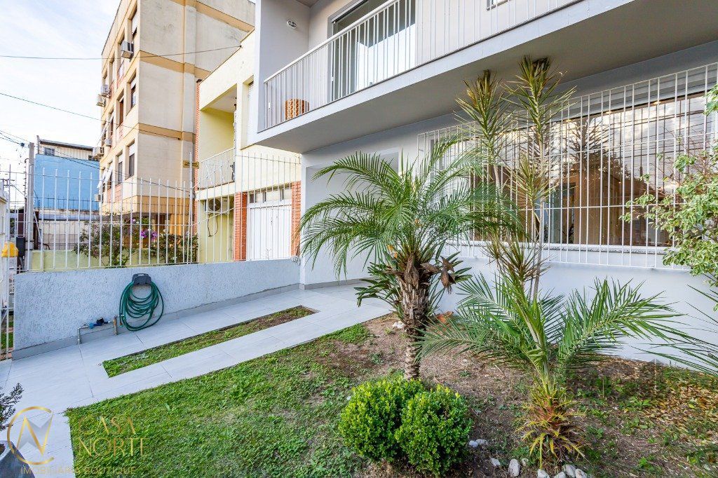Casa à venda com 4 quartos, 138m², 1 suíte, 3 vagas, Rua Teixeira de Freitas no bairro Santo Antônio em Porto Alegre