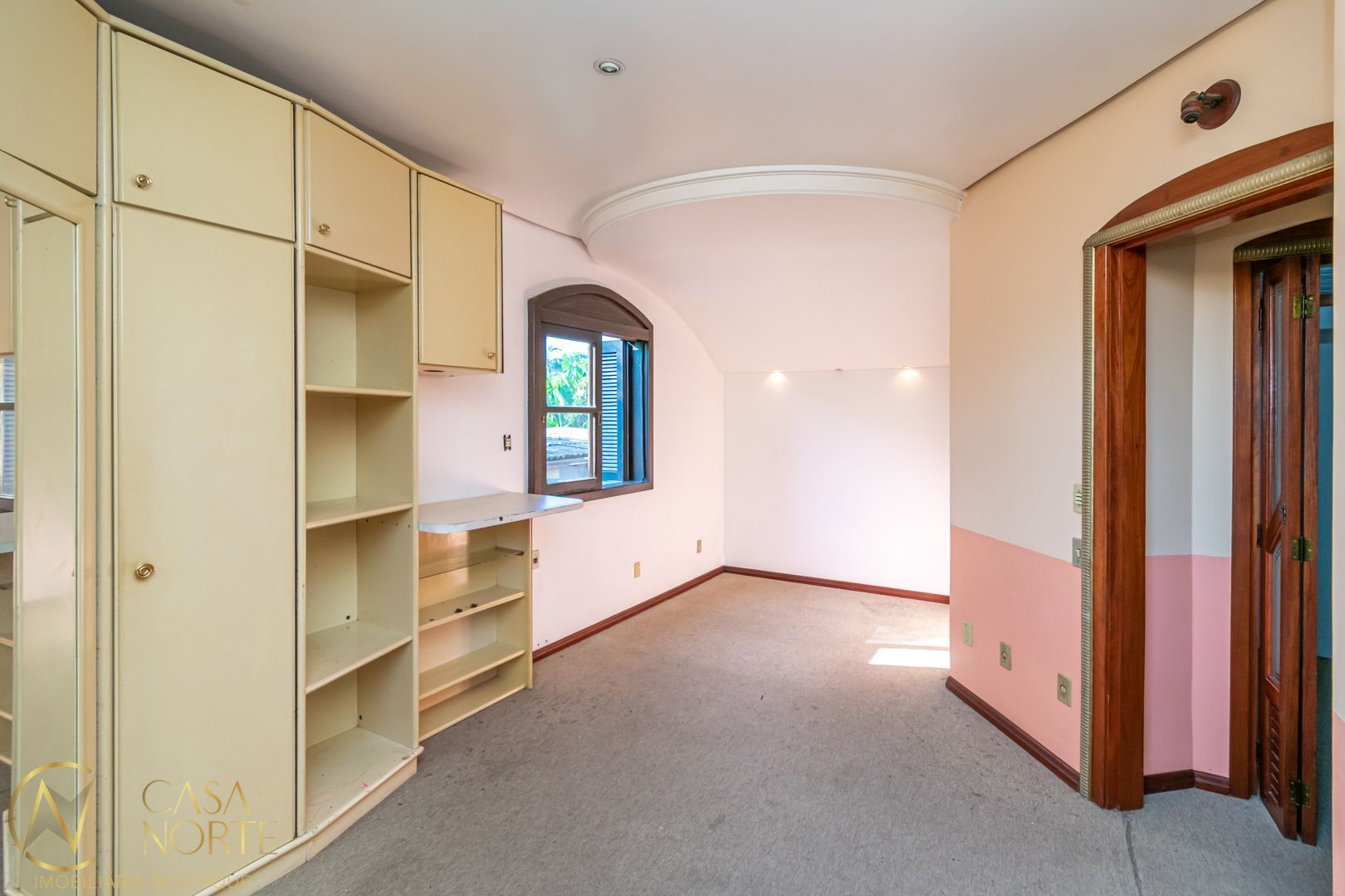 Casa à venda com 5 quartos, 267m², 1 suíte, 5 vagas, Rua Ruy Carriconde no bairro Jardim Sabará em Porto Alegre