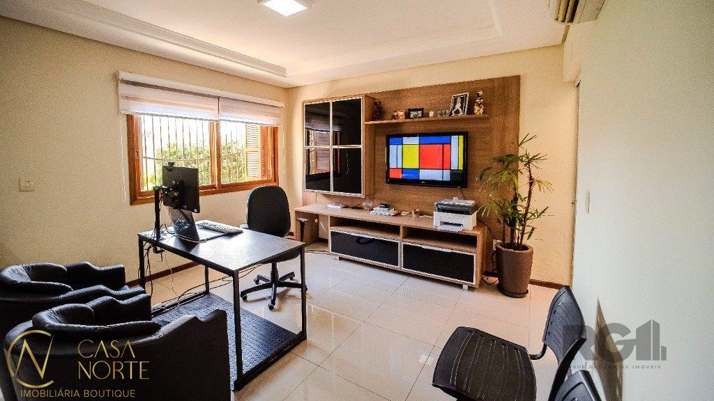 Casa à venda com 4 quartos, 247m², 2 suítes, 2 vagas, Rua Raymundo Luiz Marinho Filho no bairro Parque Santa Fé em Porto Alegre