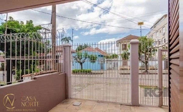 Casa à venda com 4 quartos, 412m², 2 suítes, 3 vagas, Rua Fonseca Ramos no bairro Medianeira em Porto Alegre