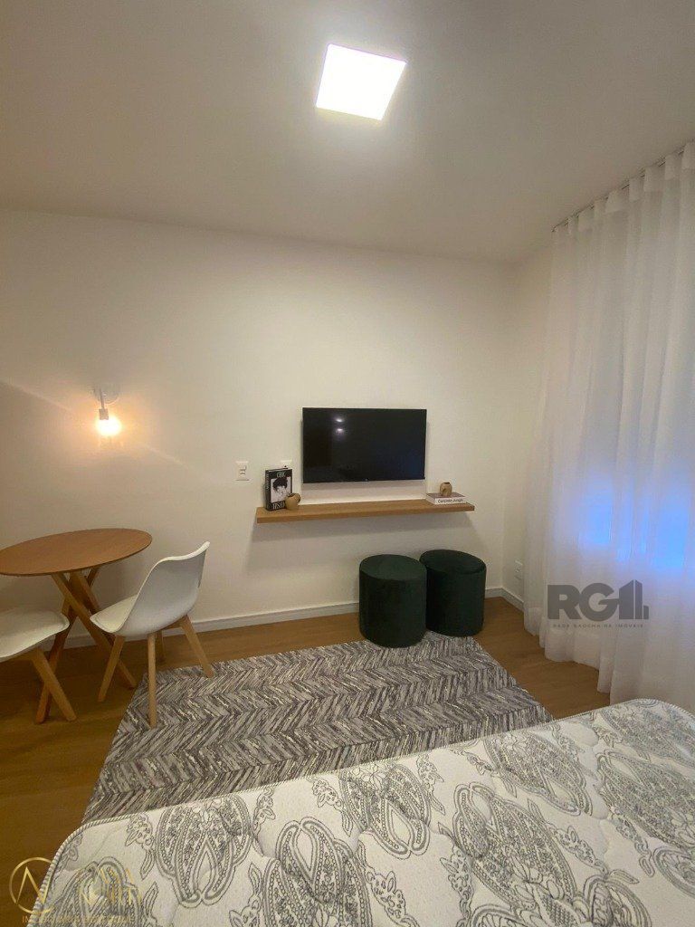 Apartamento à venda com 1 quarto, 28m², 1 vaga, Avenida dos Cubanos no bairro Partenon em Porto Alegre
