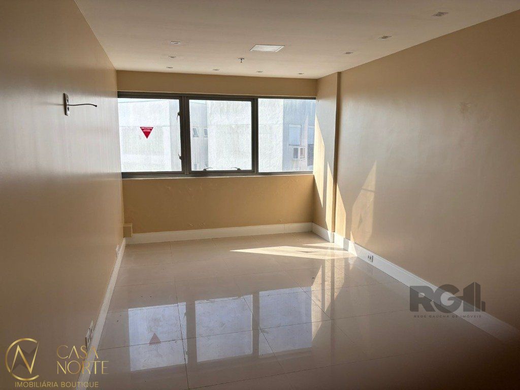 Sala Comercial à venda com 1 quarto, 25m², 1 vaga, Avenida Assis Brasil no bairro São Sebastião em Porto Alegre