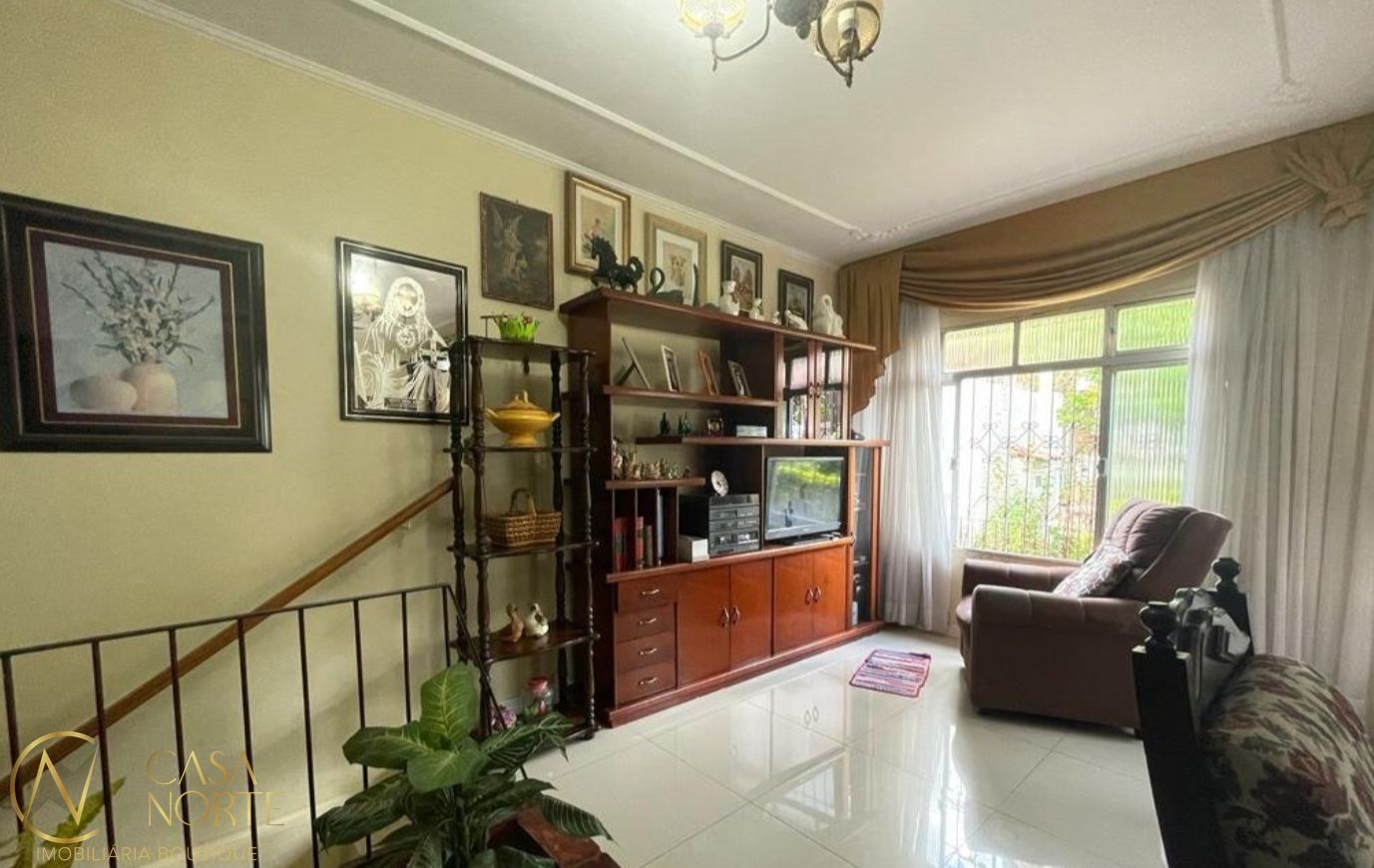 Casa à venda com 3 quartos, 190m², 1 suíte, 2 vagas, Rua Monte Flor no bairro Jardim Floresta em Porto Alegre