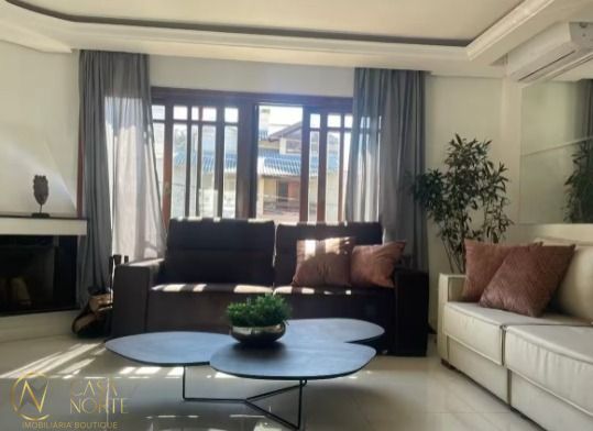 Casa à venda com 3 quartos, 285m², 1 suíte, 3 vagas, Rua Comendador Creidy no bairro Chácara das Pedras em Porto Alegre