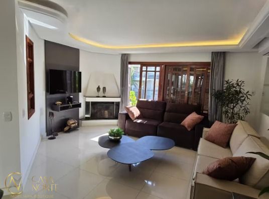 Casa à venda com 3 quartos, 285m², 1 suíte, 3 vagas, Rua Comendador Creidy no bairro Chácara das Pedras em Porto Alegre