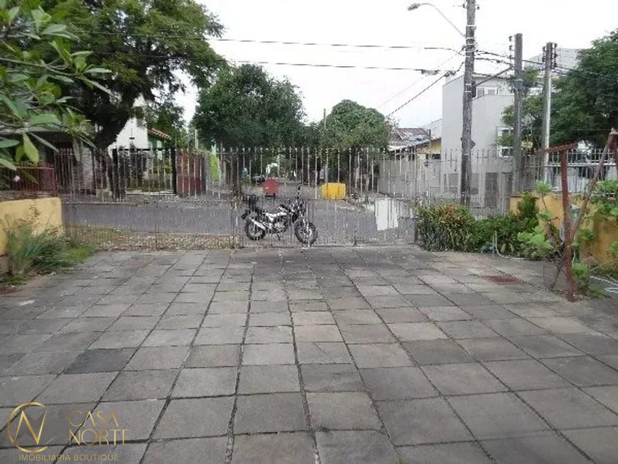 Casa à venda com 3 quartos, 180m², 1 suíte, 4 vagas, Rua Leopoldo Bettiol no bairro Jardim Sabará em Porto Alegre