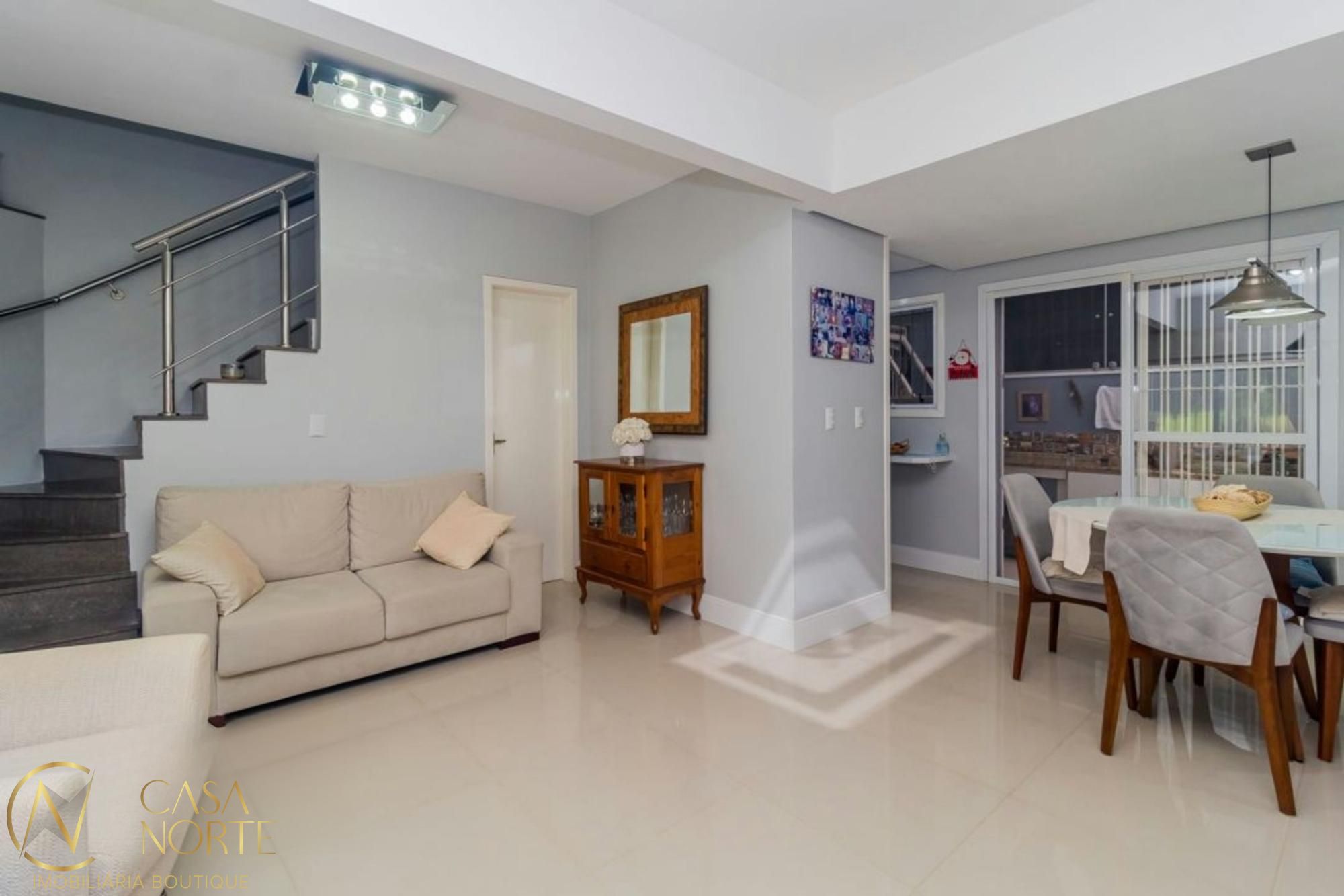 Casa à venda com 3 quartos, 131m², 1 suíte, 4 vagas, Rua das Caravelas no bairro Vila Ipiranga em Porto Alegre